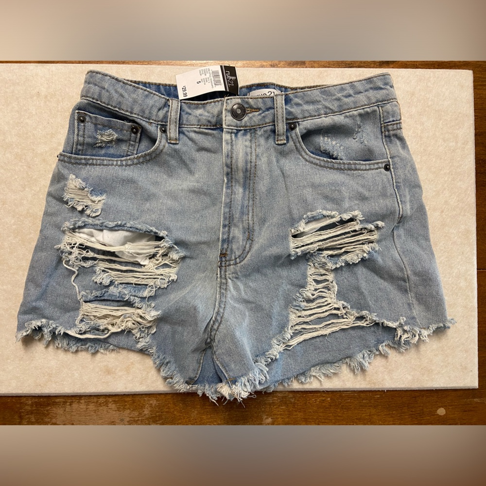 NWT Rue21 Distressed Denim Shorts Size 5